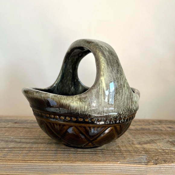 Vintage Hull Pottery basket - Picture 1 of 8
